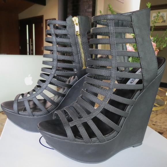 Steve Madden "Xpert" Wedge Sandal in Black - Picture 2 of 8